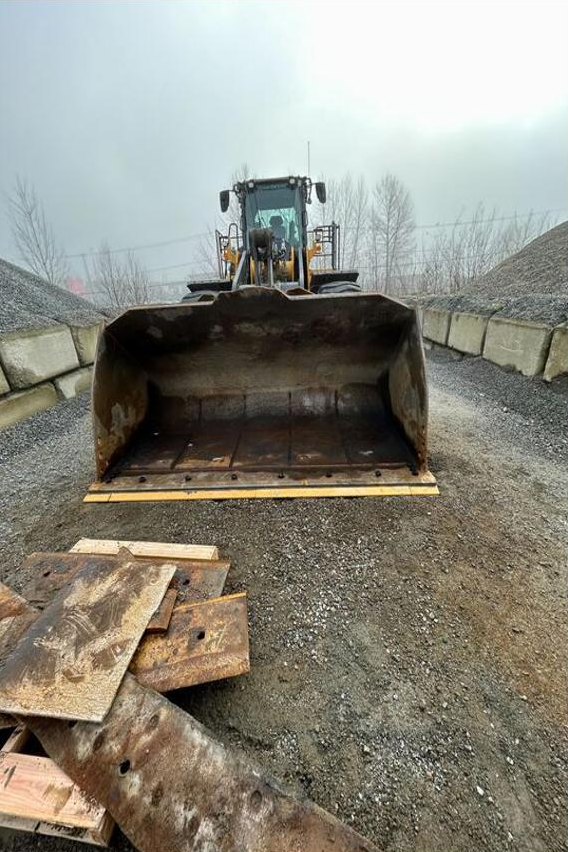 Wheel loader with a newly installed cutting edge at a gravel operation